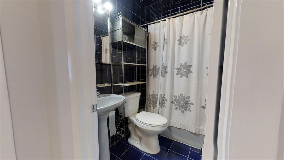 Building Photo - 159 W 7th St