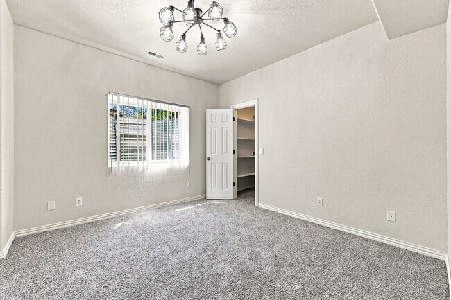 Building Photo - $3,040.95, 6 bed, 4 bath located in Colorado Springs