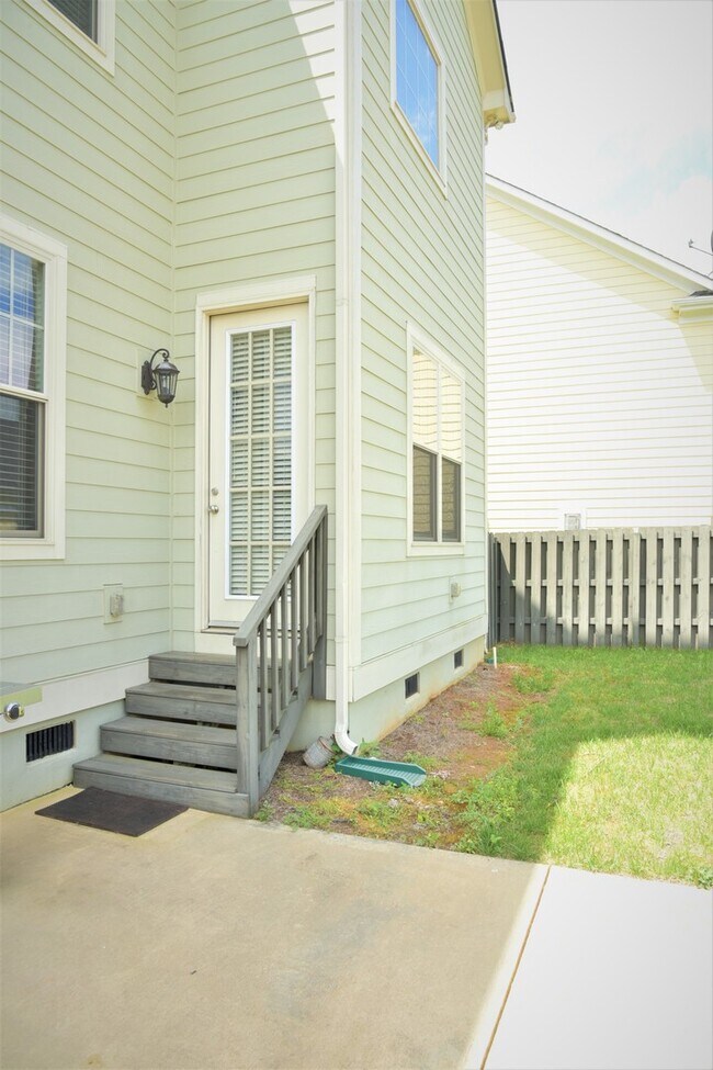 Building Photo - Beautiful, Spacious 4 bedroom 3 bath home ...