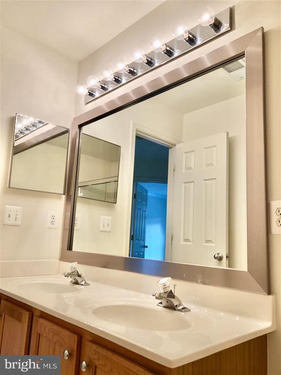 Building Photo - 1981 Logan Manor Dr