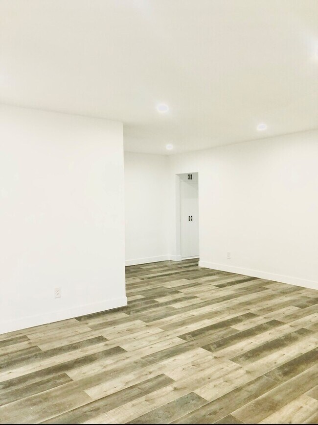 Building Photo - 1333 W 36th Pl