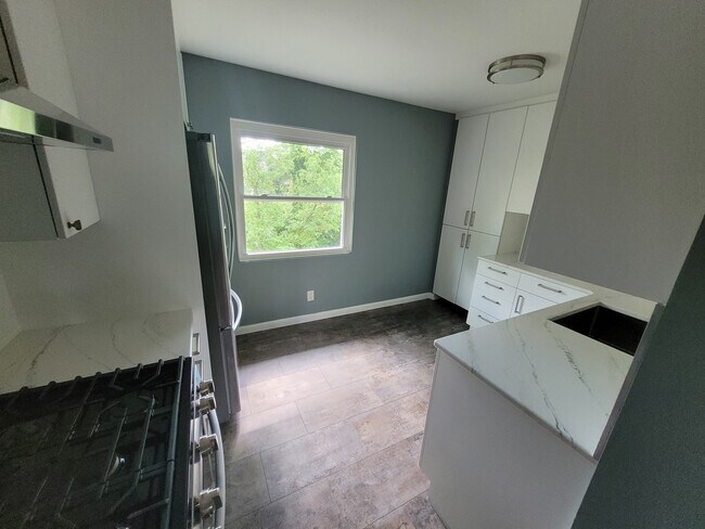 Building Photo - 25 E Schantz Ave