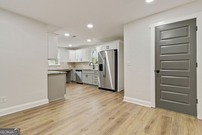 Building Photo - 1006 Maple Ave SW