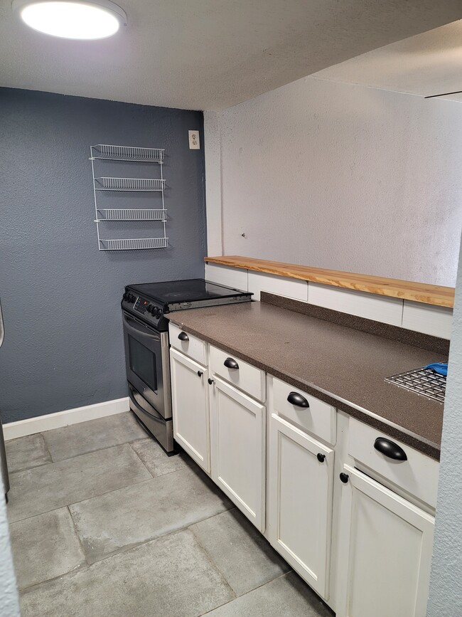 Kitchen - 811 Vouray Dr