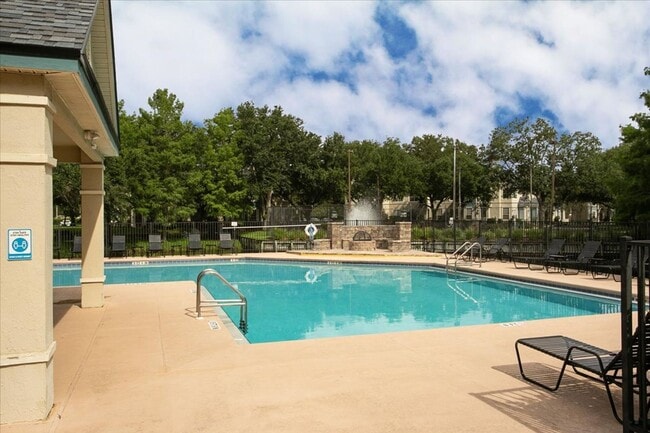 Building Photo - Terrific Bishops Court Townhouse!