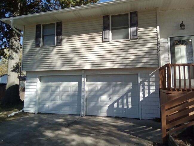 Building Photo - AVAILABLE NOW - Large Newly Renovated Home...