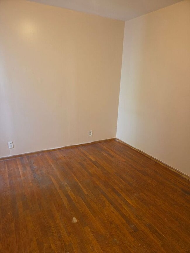 Building Photo - 5BR/1.5BA Row Home with Backyard and Laundry Hookups