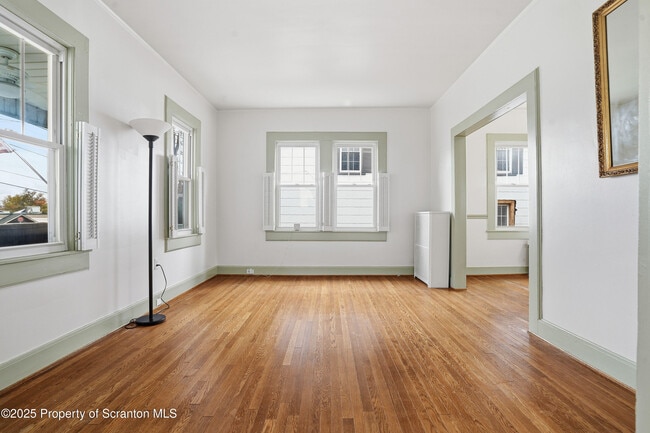 Building Photo - 123 William St