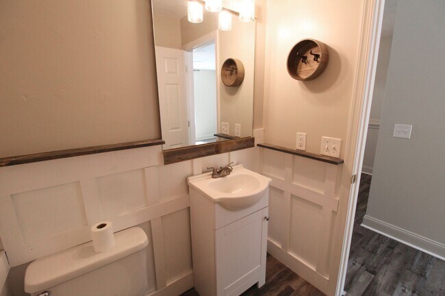 Building Photo - 2 bedroom 2.5 bathroom townhome for rent! ...