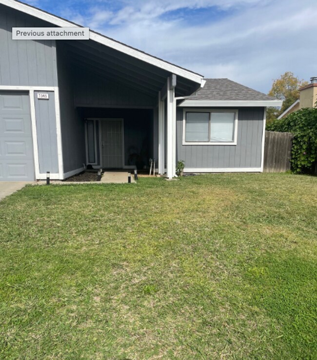 Building Photo - Private Backyard Enjoyment!