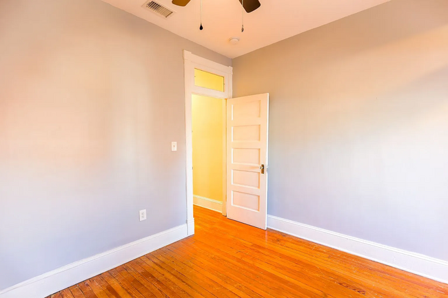 Building Photo - Fully Renovated 3 BR/1.5 BA Apartment in C...