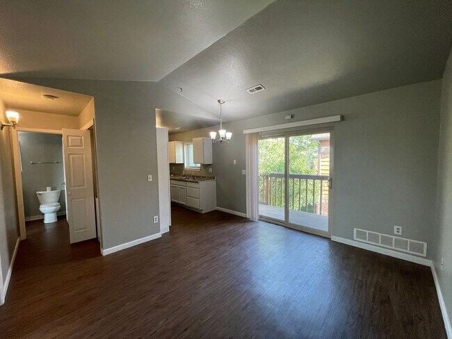 Building Photo - Super 1 Bedroom Condo in Perfect Condition!