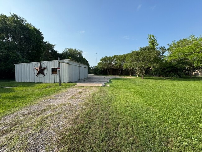 Building Photo - 772 Riverside Dr