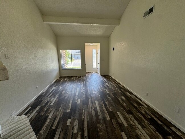 Building Photo - Adorable UPDATED 2bd/2bth duplex in Sacramento!