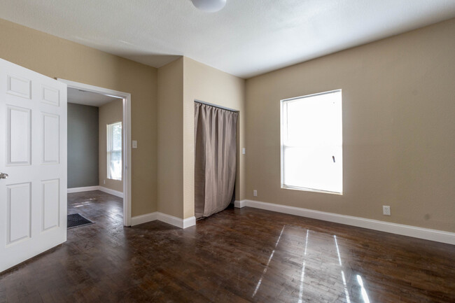 Building Photo - 3 bed/1 bath - Completely Remodeled - Cent...