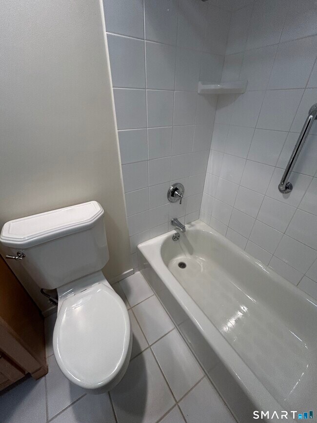 Building Photo - 419 Heritage Vlg