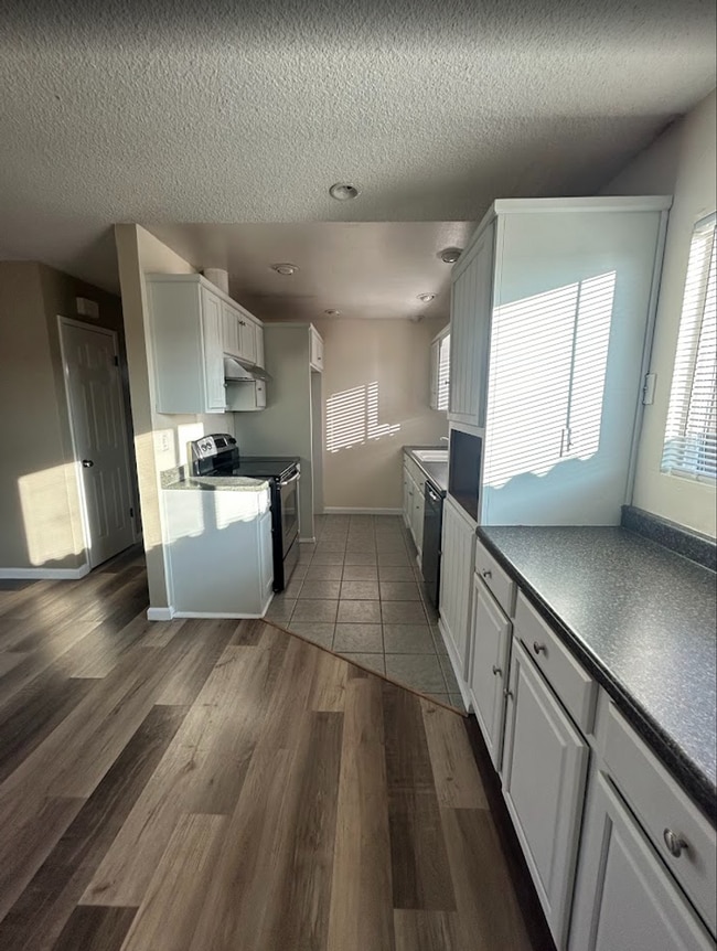 Building Photo - 3 Bed, 2 bath in SW