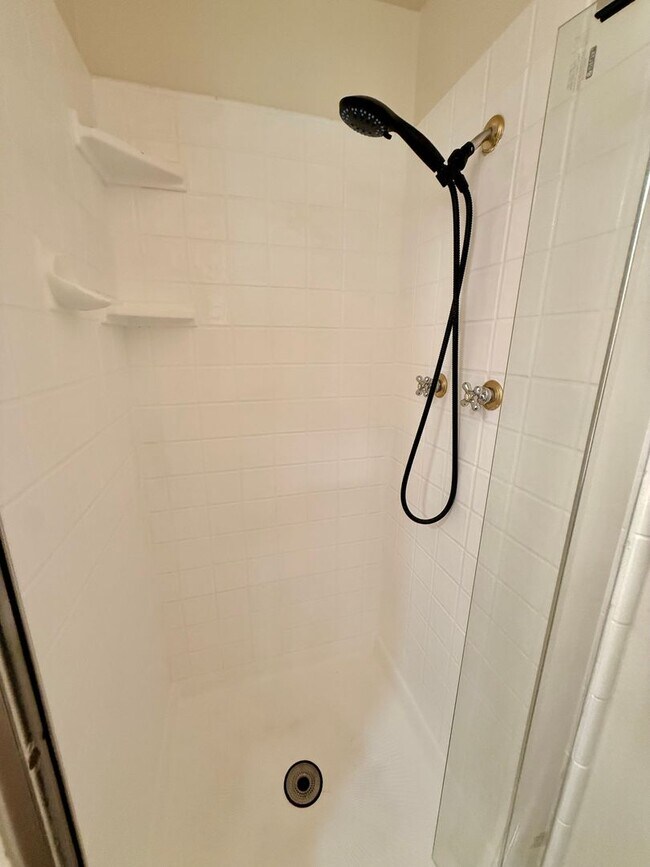 Building Photo - Beautifully Updated 3-Bedroom Tri-Level Co...