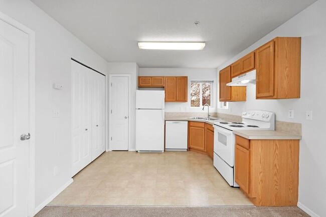 Building Photo - 2 bedroom 1.5 bath Condo! Washer and Dryer in unit!!
