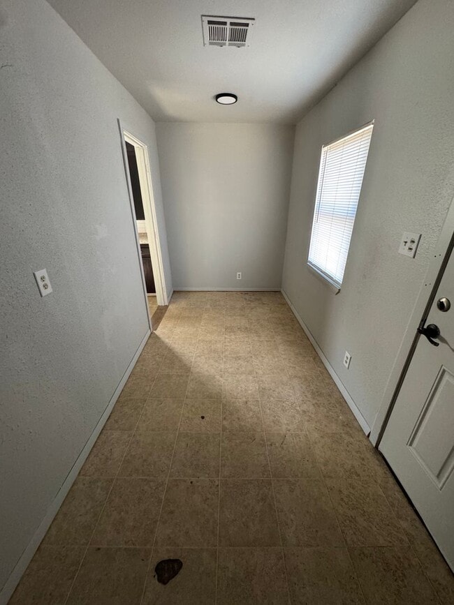 Building Photo - Cozy Three Bedroom House for Rent!