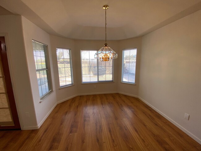 Building Photo - NE Visalia home available now!