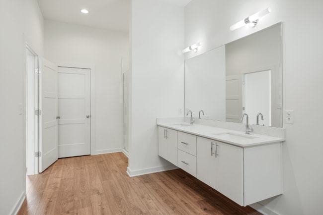 Building Photo - 3060 Edwin Cir