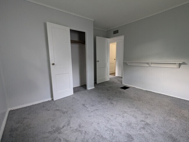 Building Photo - 281 S Hampton Rd