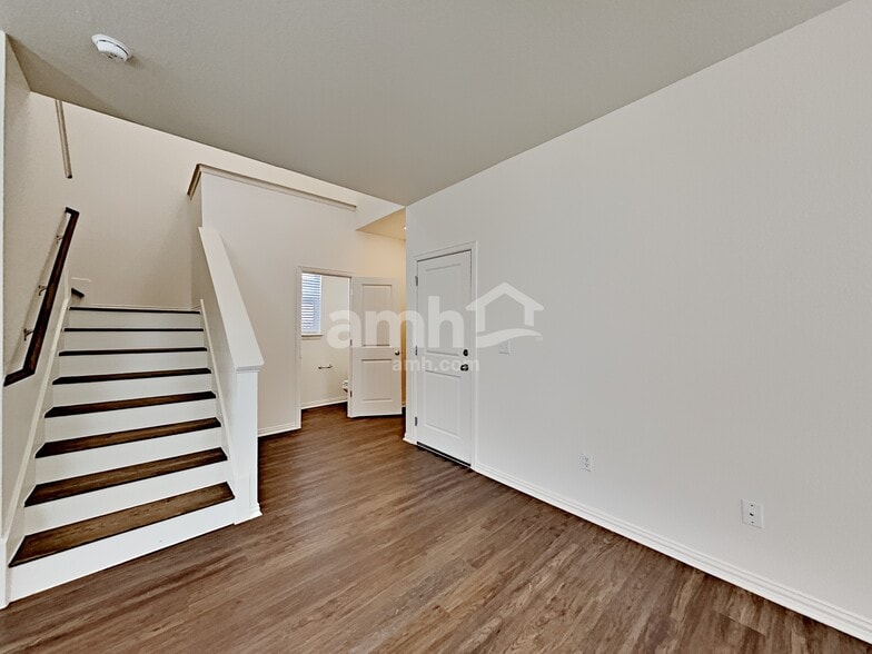 Building Photo - 2725 Lillybrook Ln