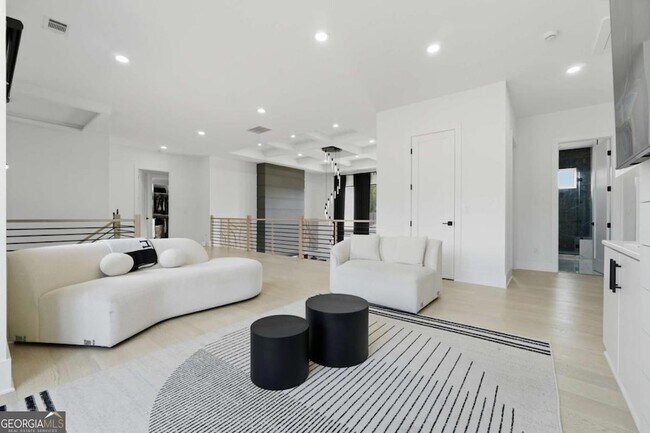 Building Photo - 556 Versailles Dr