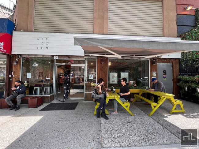 Building Photo - Spacious & Updated 1 bed 1 bath I Hamilton...