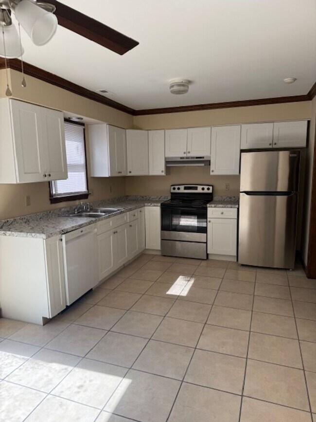 Building Photo - Three Bedroom 1.5 Bath Townhouse in Wester...