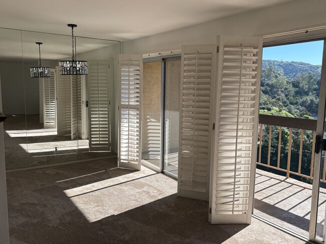 Building Photo - Gorgeous condo with Amazing Views!