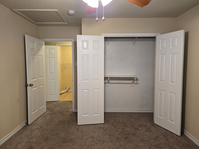 Building Photo - Robinson Townhome