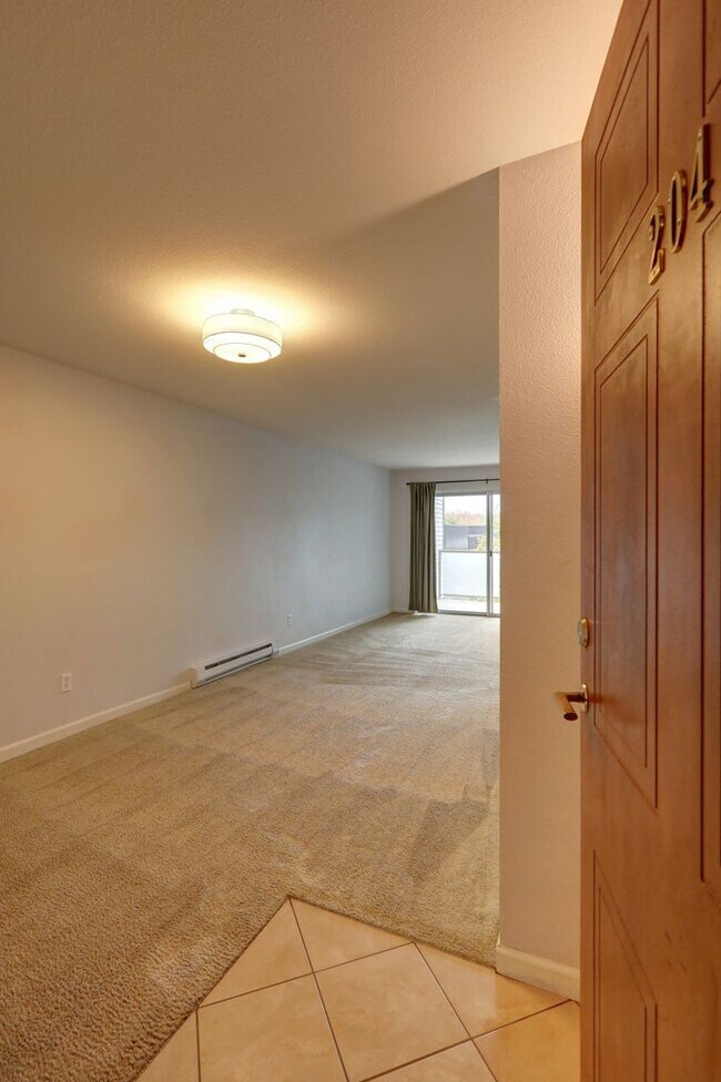 Building Photo - Spacious 1bd, 1ba Condo Available in Perfect Mercer Island Location!
