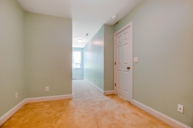 Building Photo - 3 Bedroom, 3 Bathroom Winston Salem Townhome