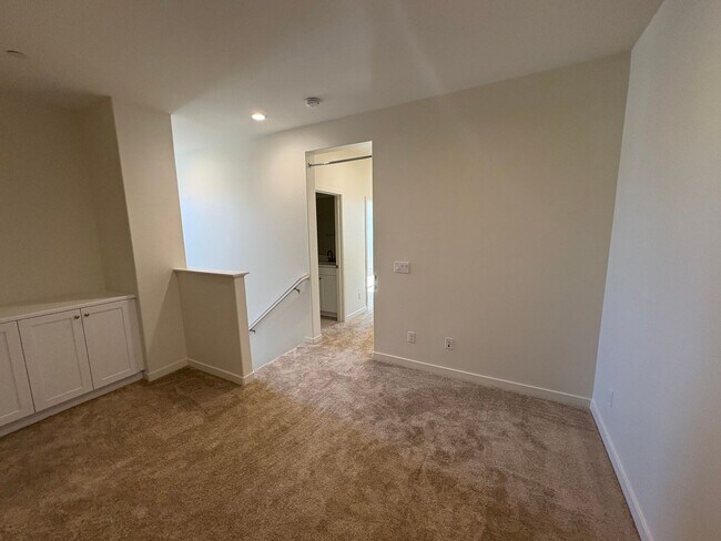 Building Photo - Spacious 3-Bedroom Townhome with Garage and Solar