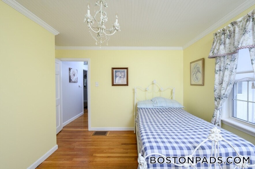 Building Photo - 62 Lawn Ave