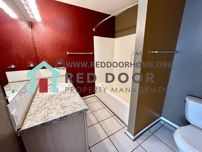 Building Photo - 3 bedroom Condo in ideal location