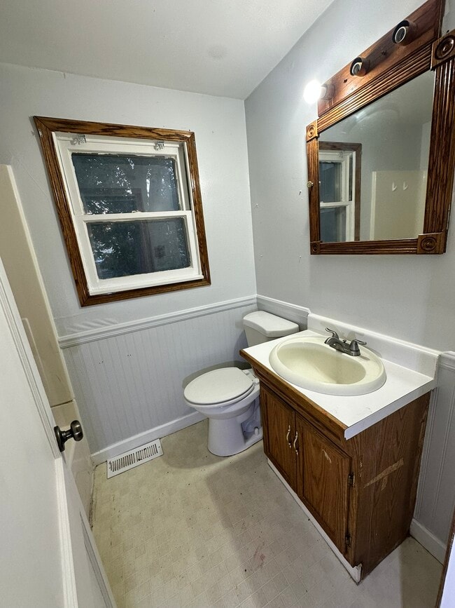 Building Photo - 1524 E 3rd Ave