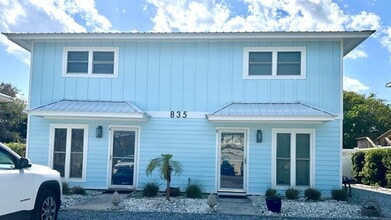 Building Photo - Walk to the Beach, North End of Amelia Island!!