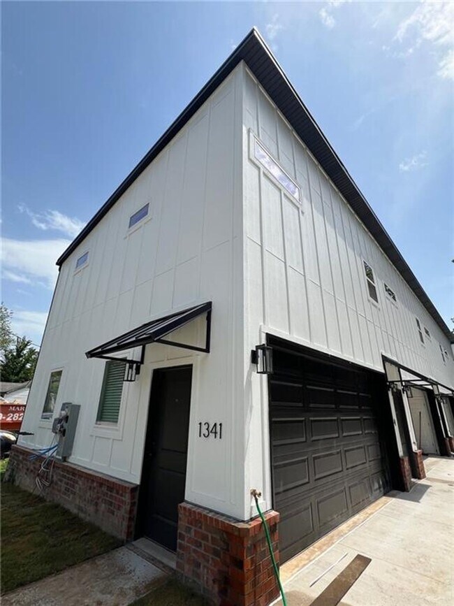 Building Photo - Nice modern 1 bed 1 bath apartment near Campus