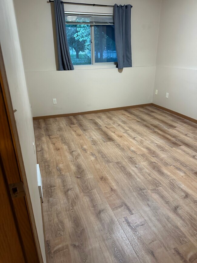 Building Photo - 104 E River Dr