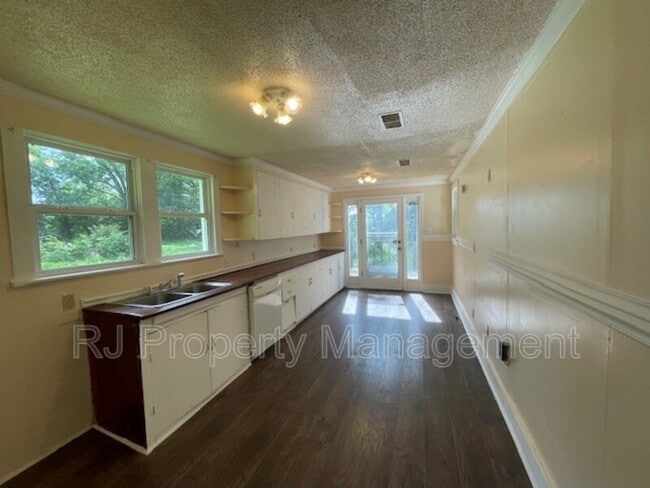 Building Photo - 8457 E Kerrville Rosemark Rd