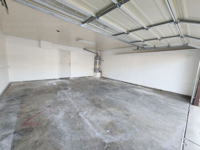 Building Photo - Charming 3 bedrooms/ 2.5 bathroom home.