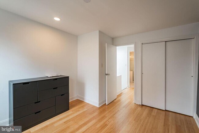 Building Photo - 2107 Clymer St