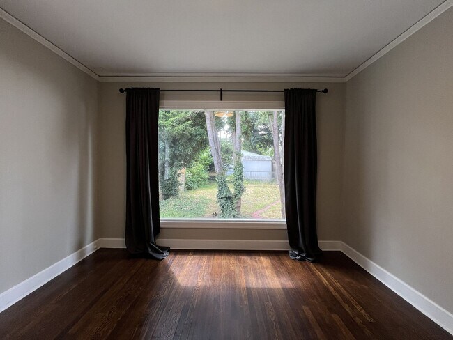 Building Photo - Stunning Rose City Park 5BD 2BA Home with Gas Fireplace Updated Finishes, Air Conditioning & Laun...