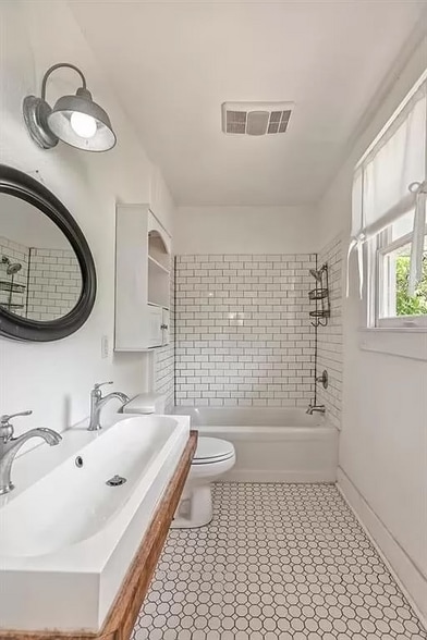 Building Photo - 2627 Fort Ave