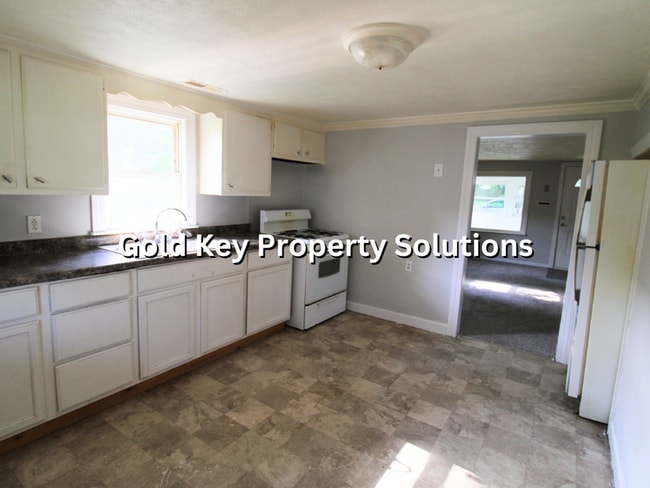 Building Photo - Meadowbrook 2 BR 1 BA House with 1-Car Gar...