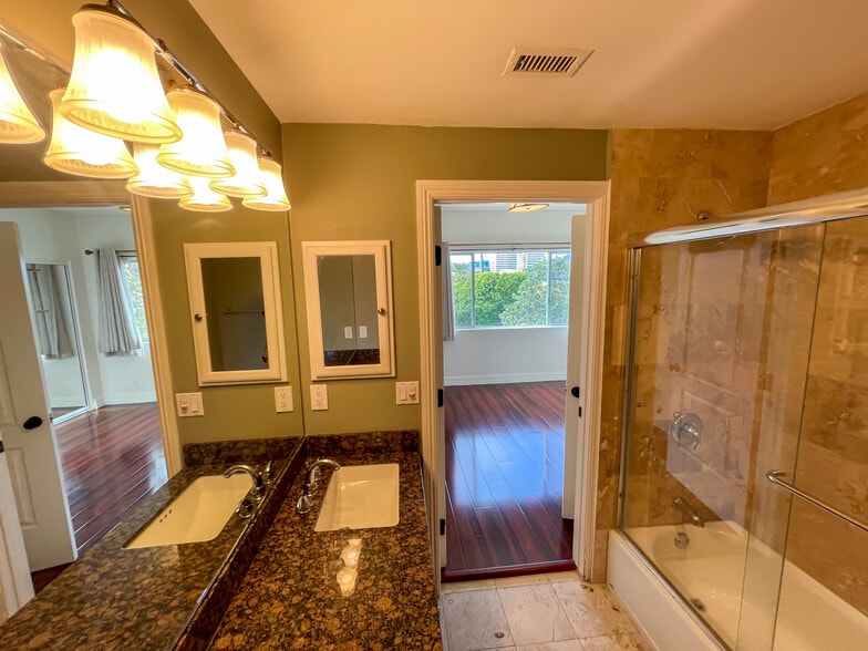 Building Photo - 2027 Beloit Ave