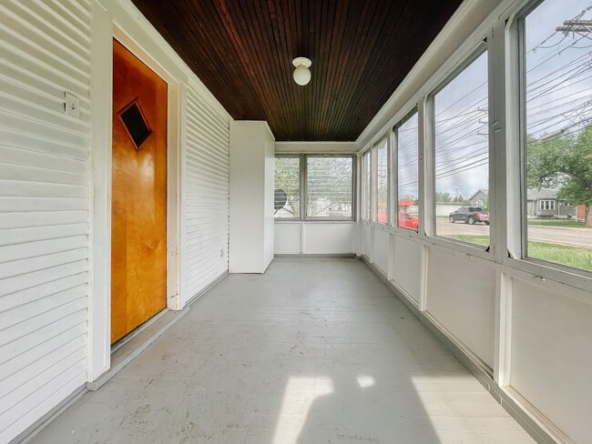 Building Photo - Enclosed Porch